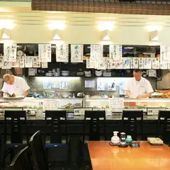 目の前で板前が調理する、活気あるカウンター席