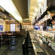寿司や刺身を中心にしたコース料理は、どなたにも受け入れられやすい内容になっています。カウンターやテーブル席、座敷席など人数に応じてチョイス。駅からも近いお店なので多少遅くなっても安心です。