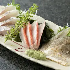 熟練の目利きで厳選した、平塚、小柴、本牧などの近海魚を一皿に『地魚3点盛り』