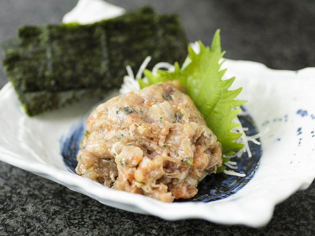 近海の青魚を味噌と薬味で豪快にたたきます！　つまみの人気No.1『名物　なめろう』