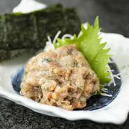 新鮮な光り物と香ばしい味噌、ピリッと薬味が効いた三位一体の美味しさはたまりません。魚のことを知り尽くした、外房の漁師さん直伝！　お酒もご飯も思わず進んでしまう一品です。