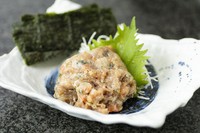 近海の青魚を味噌と薬味で豪快にたたきます！　つまみの人気No.1『名物　なめろう』