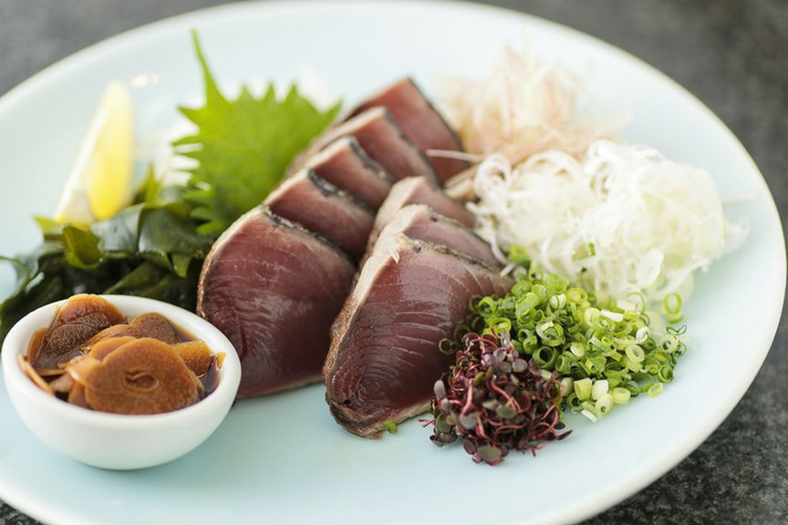 脂ののったカツオに塩をふって炙り、香ばしく仕上げた『カツオの塩たたき』