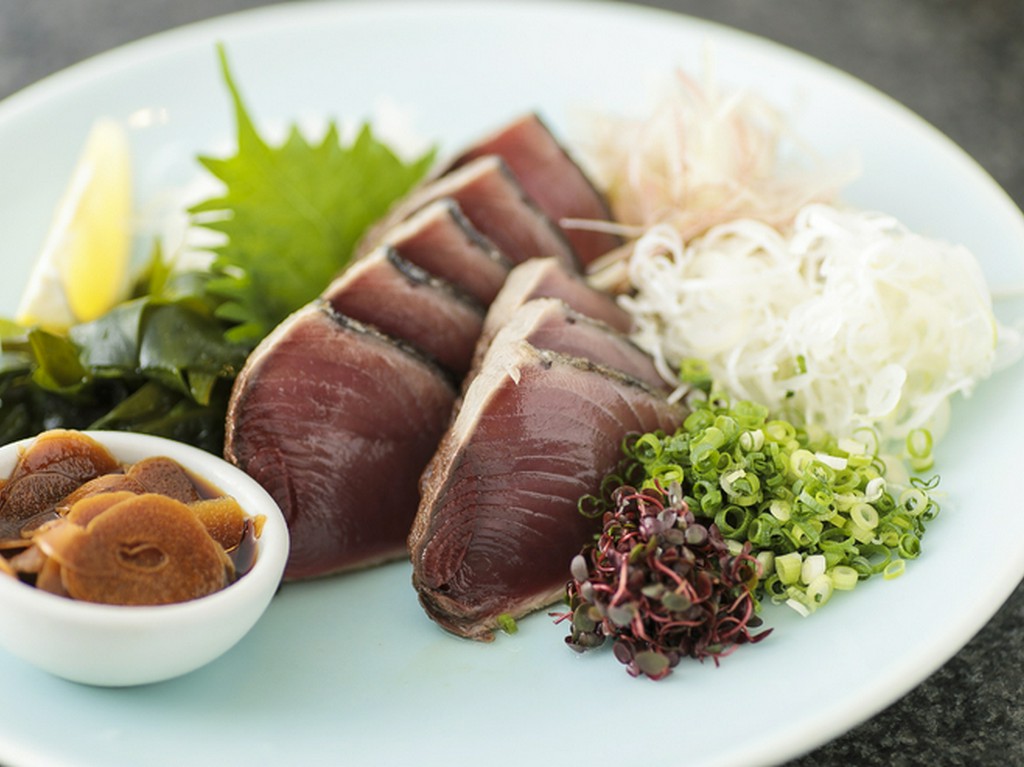 脂ののったカツオに塩をふって炙り、香ばしく仕上げた『カツオの塩たたき』