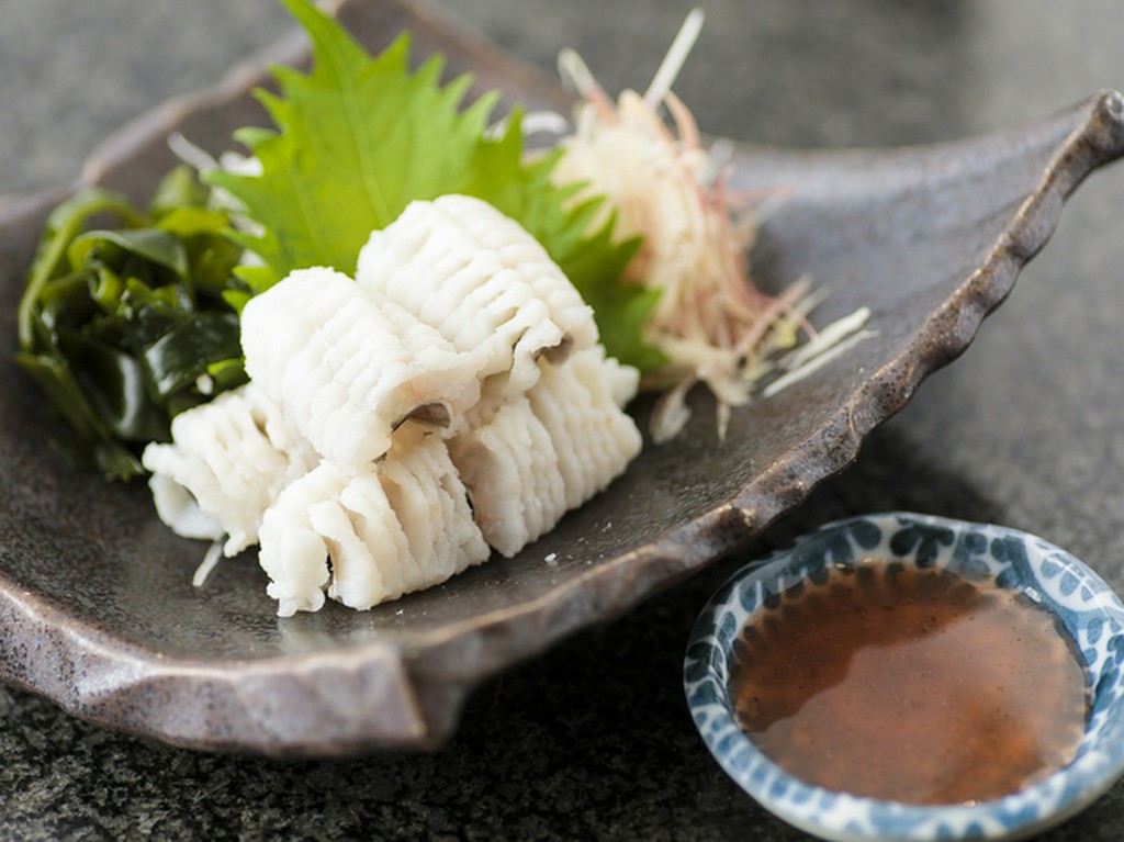 丁寧な下ごしらえで美味しさを引き出す『鱧の梅肉添え』