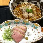 低温でしっとり柔らかく調理した鴨肉のロースを別盛りにしました。
そばつゆの中にはつくね団子とごぼうが入っており旨味十分◎！！
柚子胡椒とそのまま食べても、蕎麦と出汁で食べても美味しい自慢の一品です。