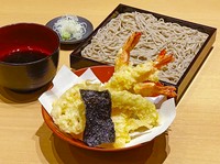 海老3尾と野菜天、食べ応え抜群の”上”天ぷらメニュー。
+900円でお蕎麦を鴨南蛮に変更できるオプションもございます！

■上天ぷら蕎麦　 　 1,850円
■上天ぷら+鴨南蛮　2,750円