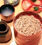 丸い漆器3段でご用意いたします。島根県・出雲地方で広く食べられる割子そば。 薬味＆出汁を直接かけてお召し上がり下さい！
■海老天割子 1,680円
■野菜天割子 1,400円
■割子そば　 1,100円