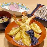 海老3尾と野菜天、食べ応え抜群の”上”天丼。
+900円で蕎麦を鴨せいろor鴨南蛮に変更可能です◎

■上天丼とお蕎麦セット　    1,850円
■上天丼+鴨せいろor鴨南蛮  2,750円

※写真は「上天丼+鴨せいろ」イメージ