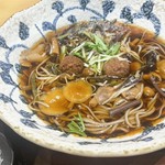 たっぷりの山菜と一緒に、お肉も入った温かい山菜そば。
女性のお客様を中心に 健康志向の高いお客様からの支持が厚い
人気メニューです◎