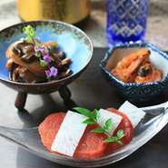 《珍味》よりお好みの3点をお選びいただける、人気メニューです。
あご野焼き／砂丘らっきょう／いかの麹漬け
ほたる烏賊の沖漬け／いぶりがっことクリームチーズ
チャンジャクリームチーズ