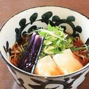 たっぷりの九条葱と、揚げ茄子と餅の旨味がアクセントと満足感を与えてくれる、当店の名物そばです。
