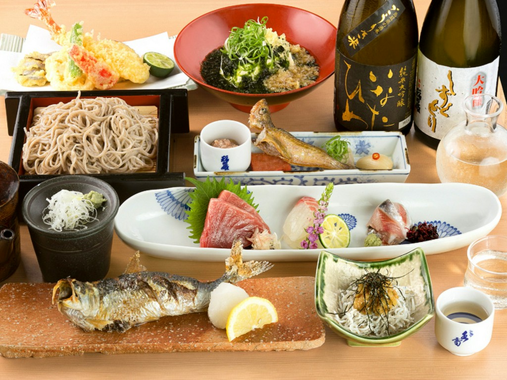 〆の田舎蕎麦は北海道幌加内産の蕎麦の実を使用し、喉越し・食感・風味にこだわりました。