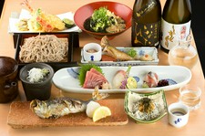 〆の田舎蕎麦は北海道幌加内産の蕎麦の実を使用し、喉越し・食感・風味にこだわりました。