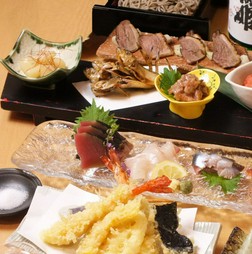 旬食材より厳選した素材を彩り･バランス良くご用意いたします。そばで〆る会席料理をご堪能ください。