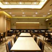 【スペシャル貸切プラン～　団体個室より当店の貸切を】
パレスホテルと地下道で直結、高級感のある館内と落ち着いた店内は、お祝いの席にも最適です。店内は仕切りがなく、着席時でも一体感のある会場になります。

お一人様6,000円以上／予算合計が20万円※以上で貸切可能です。団体個室を探すなら、当店で貸切パーティーがおすすめです。

※最低保証金額について
　└ 18万円：2月／5月～9月
　└ 20万円：3月･4月／10月～1月