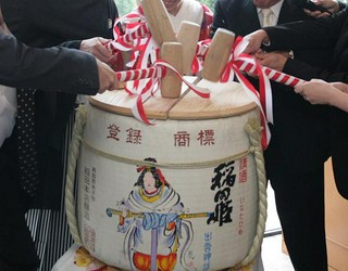 マイク・プロジェクター無料!!さらに本格的な鏡開きが可能です!!