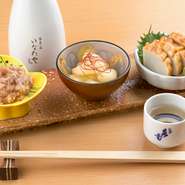 鳥取県米子市にある蔵元近郊の地元生産者から積極的に仕入れているので、地酒と地の物をあわせて楽しむことができます。山陰特産の珍味、産直野菜や鮮魚。中でも料理人の父から届く鮮魚を使った料理が人気です。