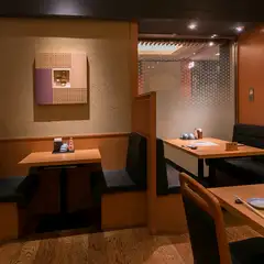 しっとりとした雰囲気で和食を