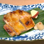 酒蔵 稲田本店の名酒「稲田姫」の酒粕を使用♪
■本日の魚 酒粕漬け　1,280円…おすすめの魚2種類よりお選びいただきます
■若鶏のもも肉の酒粕漬け 1,280円
■炙りクリームチーズの酒粕漬け～いぶりがっこ　920円