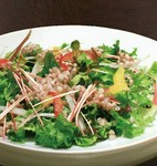 ■七種の彩り野菜と蕎麦の実サラダ　900円
■彩り野菜と温泉玉子のシーザーサラダ　970円