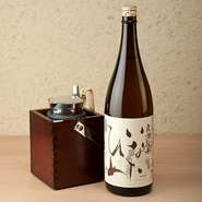 熱燗向けという少々マニアックなところを目指したお酒。こくと酸のバランスをとり、味のしっかりとした料理に負けない味わいです。