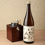 熱燗向けという少々マニアックなところを目指したお酒。こくと酸のバランスをとり、味のしっかりとした料理に負けない味わいです。