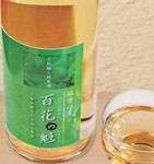 辛口純米酒と紀州みなべ産の南高梅を使用。甘みを抑えた上品な味わいで、食事と一緒にお楽しみいただけます。百花に先駆けて花を咲かせる梅の花。香りも上々です！