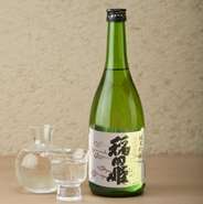 人気の1、2位にあがる、イチオシの純米吟醸酒。新緑を想わせる爽やかな香りと、キリッと辛口でキレのある味わいが特徴のお酒です。