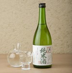 東郷平八郎を名付け親にもつ稲田本店主要銘柄『水雷』とは実在した魚雷の名。その名のごとく日本酒ならではのどっしりとした旨みが衝撃的です。