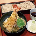人気の海老2尾と本日の野菜の天丼と、冷･温お選びいただけるお蕎麦のセット。