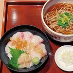 鯛のお刺身にゴマだれをかけた丼と、
冷･温お選びいただけるお蕎麦のセット。