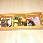 四季折々の旬食材をバランスよく詰め合わせます
・季節の彩り弁当
・ジュース

※アレルギー食材がある場合、ご予約時にお申し出ください
※ディナータイムも注文可能、ただし「席のみ予約時」は対応いたしかねます