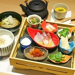 1品で3度「美味しい♪」おすすめランチ◎

【甘味付き御膳】
■季節の旬菜と海鮮彩り膳～茶出汁
（内容）・旬菜とお造りの盛合せ
　　　　・ごはん、薬味、茶出汁
　　　　・プチデザート