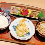 じつは天ぷら＆お蕎麦がついている♪人気の御膳◎

■【ひとくち蕎麦付き】刺身御膳
　・お造り三点盛り
　・海老と野菜の天ぷら
　・冷温えらべる 小椀そば
　・ごはん