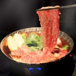 A4ランクの国産黒毛和牛を使用したすき焼きを、お一人様ずつ小鍋でご用意