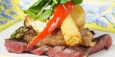 特別な接待にもおすすめの懐石料理。器や盛り付けにもこだわってご用意します。