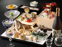 ご長寿のお祝いやお顔合わせなど、大切なお祝いの席に最適な懐石料理。心温まるひと時をお過ごしください。