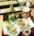 四季・彩りを考えた当店人気の数量限定『蕎麦会席膳』は、会食にご好評！