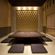 囲炉裏をイメージした高い天井と四角テーブル。
8名様でゆったりおかけ頂ける、一番人気の個室です。
部屋の入口は、大きな酒樽をイメージしました。