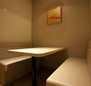 ■ ソファ個室 (3~4名様向独立タイプ)