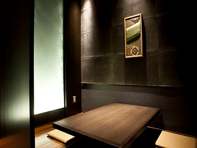4名様までの個室各種、ございます