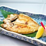 島根県浜田港産
白身のトロとも言われる高級魚のどぐろ。
上質な旨味をご堪能ください。