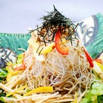 カラリと揚げる綿実油と風味の良いごま油をブレンドした、稲田屋自慢の《天ぷら専用油》使用します。
ごま油の香ばしさが食欲をかきたてるサクサク天ぷらは、素材の味を引き立てる藻塩でお召し上がりください。
