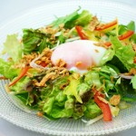 ■トマトと豆富のサラダ 880円…フレンチドレッシング
■七種の野菜グリーンサラダ（温泉卵添え）700円…フレンチドレッシング