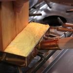 ご注文が入るごとに料理人が焼き上げます。
出来立てあつあつは、玉子の風味と自慢の出汁がふんわりと広がり…冷めるとスッキリした出汁がじわじわ染みる。出来立ても冷めても美味しい出汁巻き、ぜひご賞味あれ♪