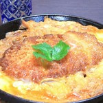 自慢の出汁と玉子でとじた、サクサクのとんかつ。
お酒が進むと人気です◎