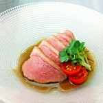 茨城県霞ケ浦で、のびのびと育てられた「常陸鴨」。
上質な肉の旨味をご堪能いただけるよう、
醤油をベースにしっとり柔らかく煮ました。
この機会にぜひご堪能ください！