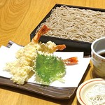 ■上がり蕎麦 　880円…シンプルなせいろ蕎麦
■くるみ汁せいろ 1,100円…濃厚味の人気のくるみ汁で
■天ぷらせいろ　 1,630円…天ぷら専用油で揚げた海老天と蕎麦◎