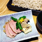 茨城県霞ケ浦で、のびのびと育てられた「常陸鴨」。
柔らかな肉質、噛むほど広がる旨味、上品な脂の甘味が
蕎麦の風味を引き立てます◎ 夏季限定につき、お見逃しなく！